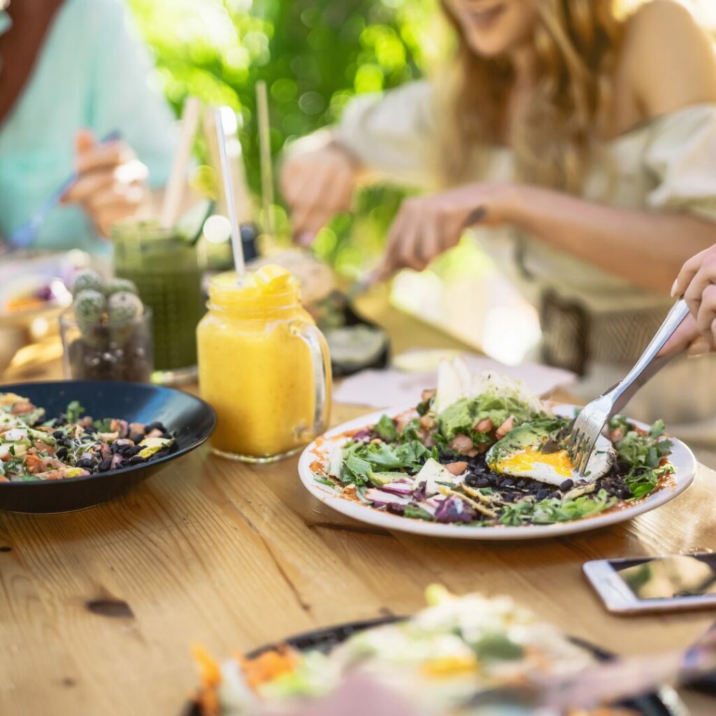 Restaurant qui sert des plats végétariens au menu